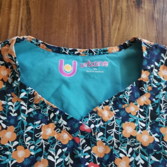 Small Urbane Scrub Top - Picture 2 of 2